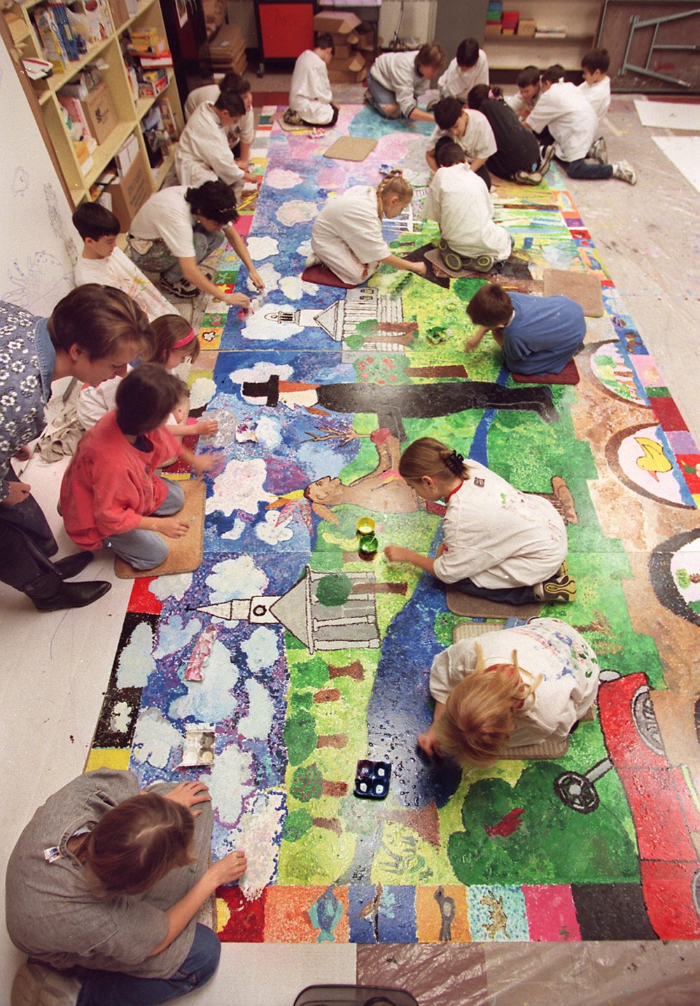 Milford Mural - Third graders work on a 36-foot mural at Orchard Hills School in Milford. The mural is being completed with money received for improved mastery test scores, by muralist Joanne Moran. 1/13/99 Photo-Casolino